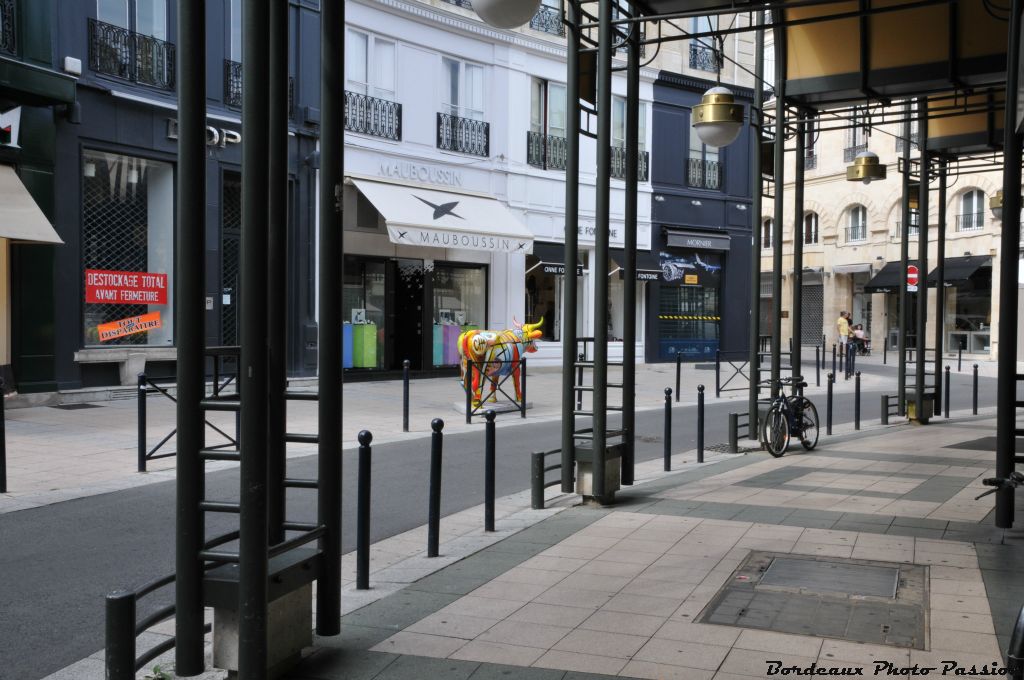 Lary's Cow de Laurent Bastide se trouve sur la place des Grands Hommes au centre du "Triangle d'or".