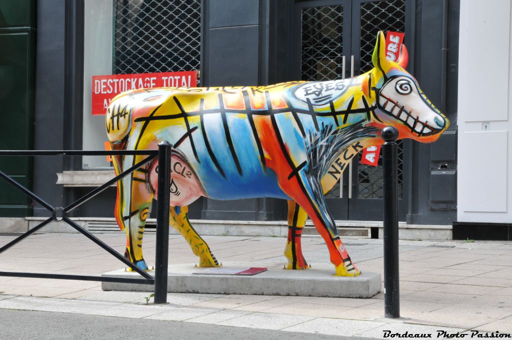 Sa robe colorée ne passe pas inaperçue.