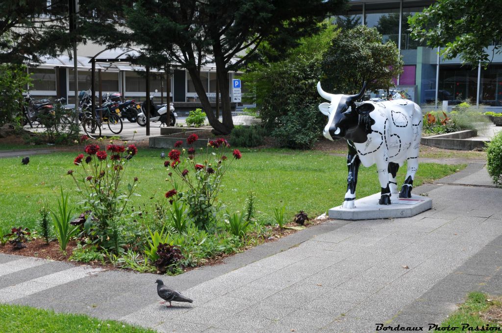 C'est la jeune plasticienne Anne Lachaud qui a demandé aux enfants de Monséjour de l'aider à décorer la "vache à vache".