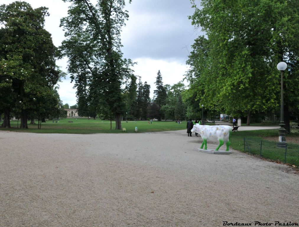 Sur une  entrée du cours de Verdun. Vous ne pouvez pas la manquer. Elle s'appelle Baby and Co. Ils se sont mis à deux pour créer sa belle robe.