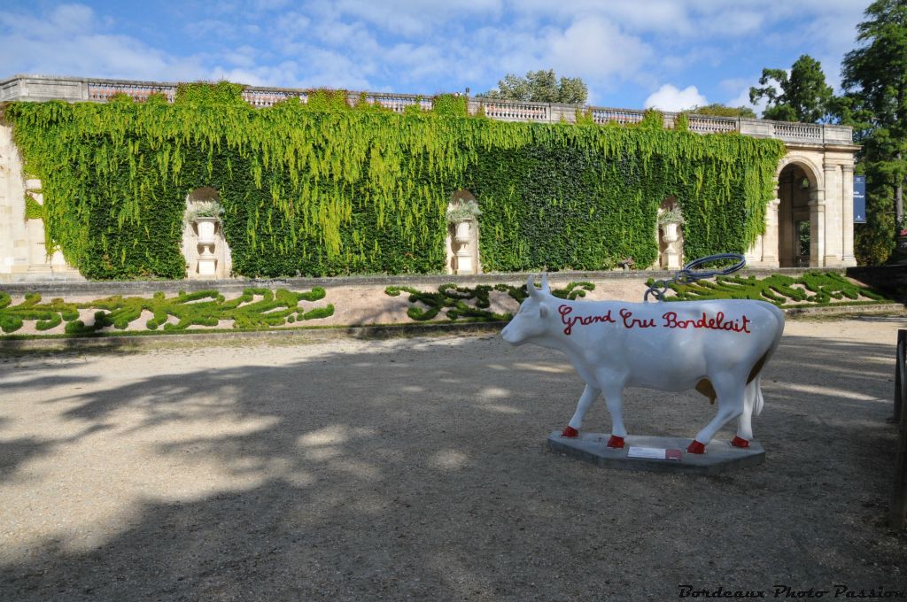 Coucou ! Revoilà "Grand cru Bordelait" initialement posée sur la place Tourny et qui arrive dans un magnifique décor. Elle ne va pas s'en plaindre.