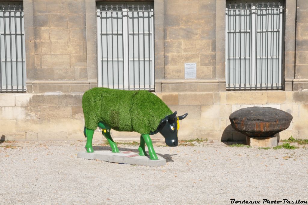 La "vache au vert" s'est longtemps cachée dans les jardins du quai des Chartrons. Elle retrouve un autre jardin plus vaste.