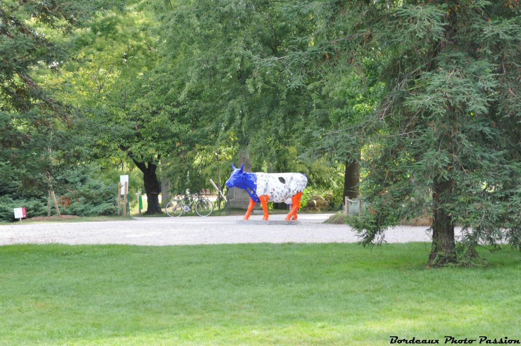 Avec ses couleurs orange et bleu, "Coop Corn" se détache bien du décor végétal.