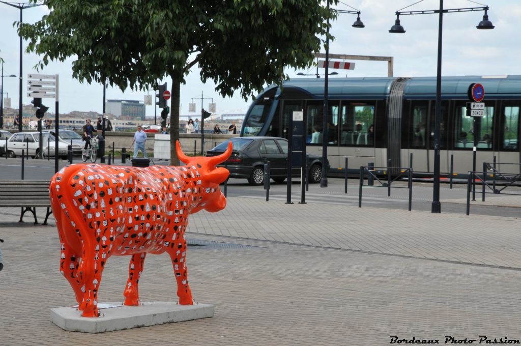 Sur la place Jean-Jaurès Cow-lait-œufs est sponsorisée par la Banque alimentaire de Bordeaux et de la Gironde.