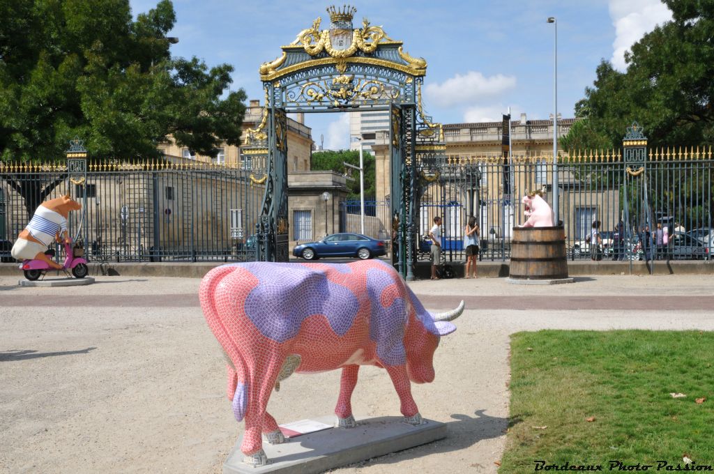 Dans les jardins de la mairie, 4 vaches vous accueillent dès votre entrée. La "vache timbrée" de Patrick Demoulin initialement posée sur la place Puy Paulin.
