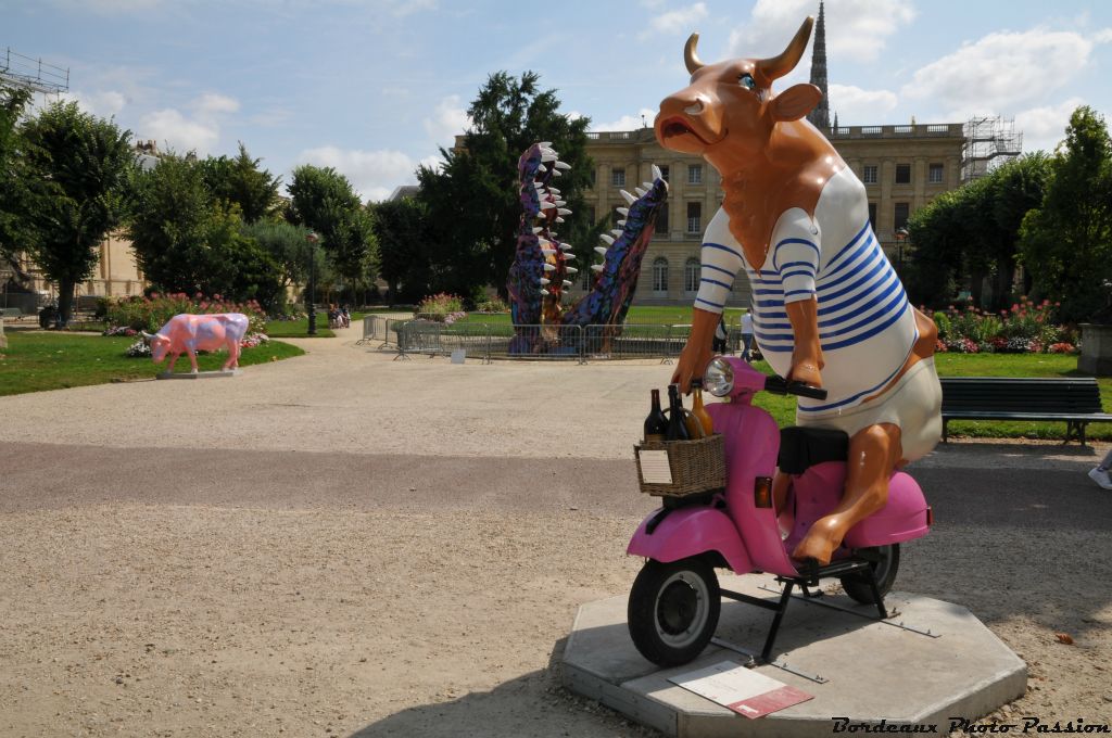 V.I.C. la vache Halée est bien mieux dans les jardins de l'hôtel de ville que dans le cours de l'Intendance même si les véhicules à moteur sont interdits dans les parcs et jardins de Bordeaux.