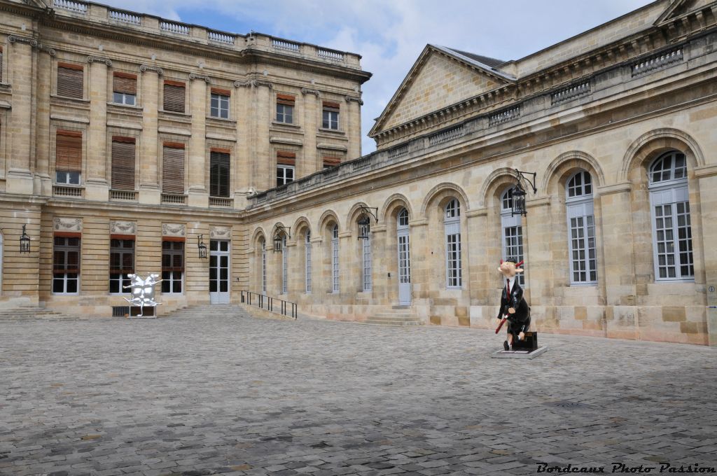 Dans la cour d'honneur, deux vaches semblent bien seules sur les pavés.