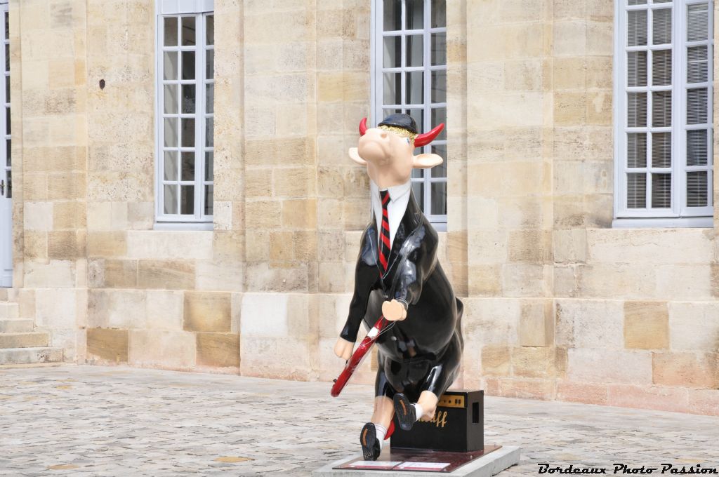 ACDC.fr qui au début de l'exposition était place de la Comédie et qui a subi l'inauguration officielle. Elle avait ce jour-là un manche à sa guitare.