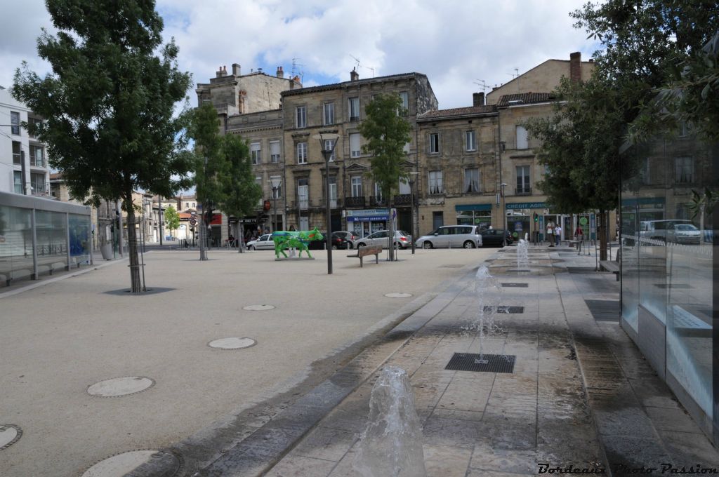 Sur la place Paul-Doumer, Yann Muller a exposé une seconde œuvre (l'autre étant en bas du cours du Chapeau Rouge).