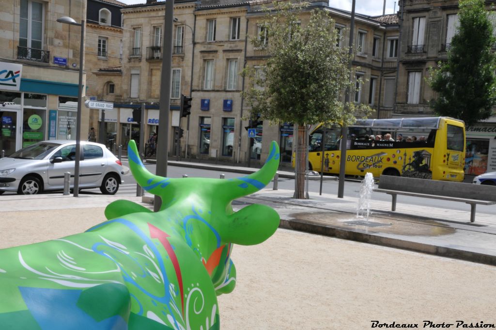 Sur cette place, Cow Aquitable reçoit de nombreuses visites... même le City Tour passe la voir...