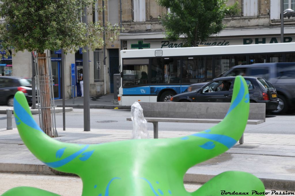 La vache verte n'est pas la seule attraction de la place... on y trouve aussi une fontaine.