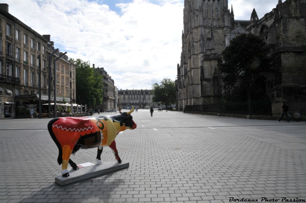 C'est la ville de Bordeaux qui est propriétaire de cette vache riche en couleurs baptisée "la vache engagée" créée par Michel Lemaître (Lem).