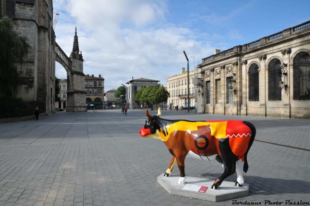 Une vache engagée devant le palais Rohan.
