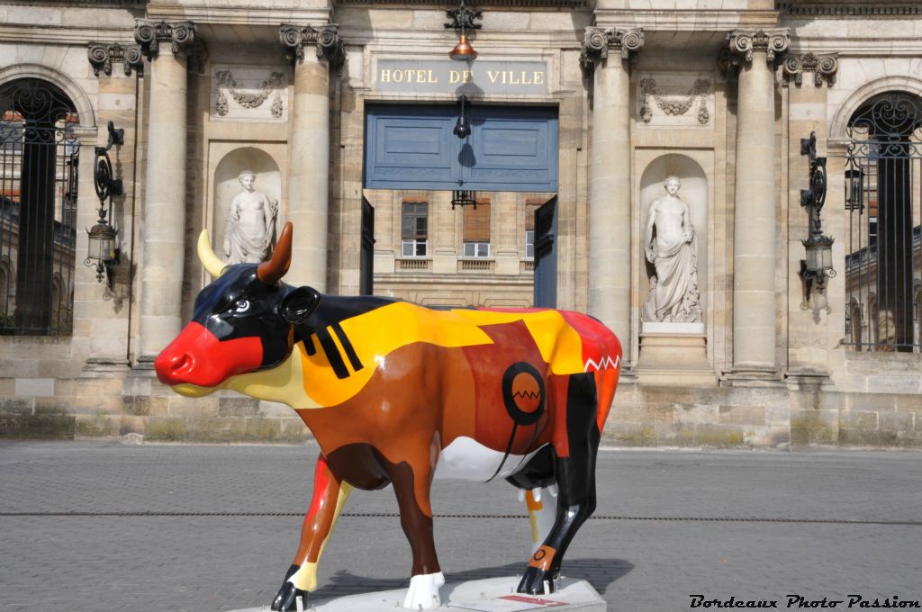 La vache engagée a deux statues admiratrices fidèles qui l'observent jour et nuit.