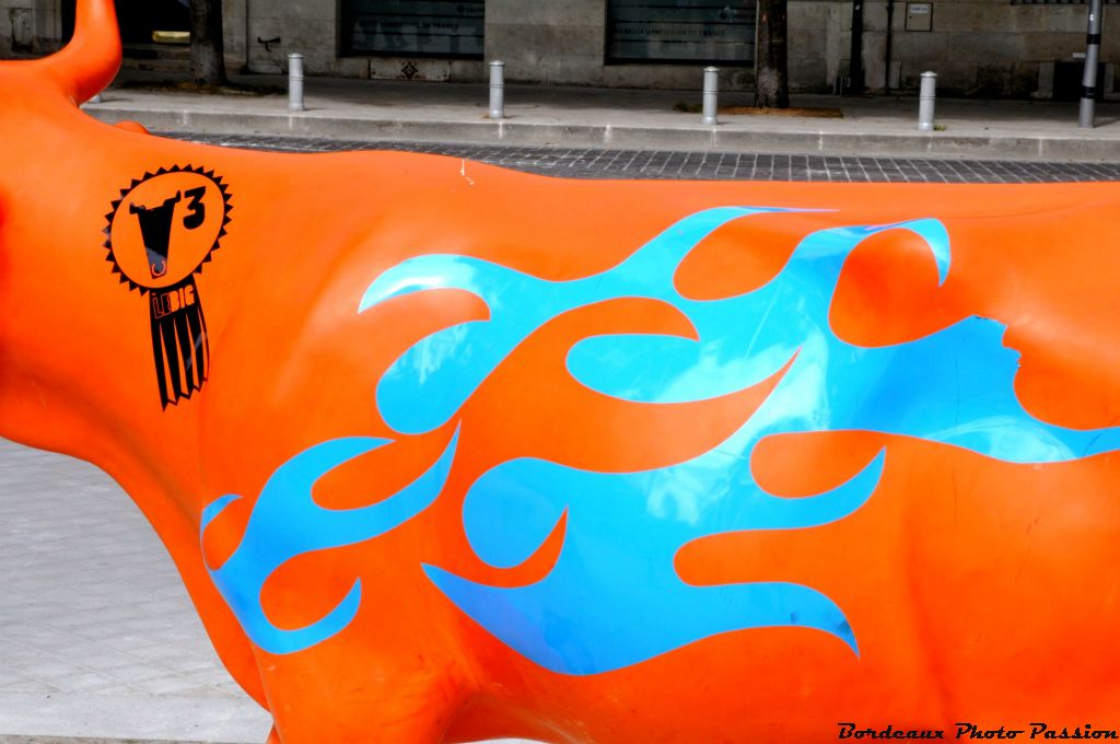 J'appartiens à la Communauté Urbaine de Bordeaux et l'artiste LeBig m'a offert cette belle robe orange et bleu aux couleurs de la CUB.