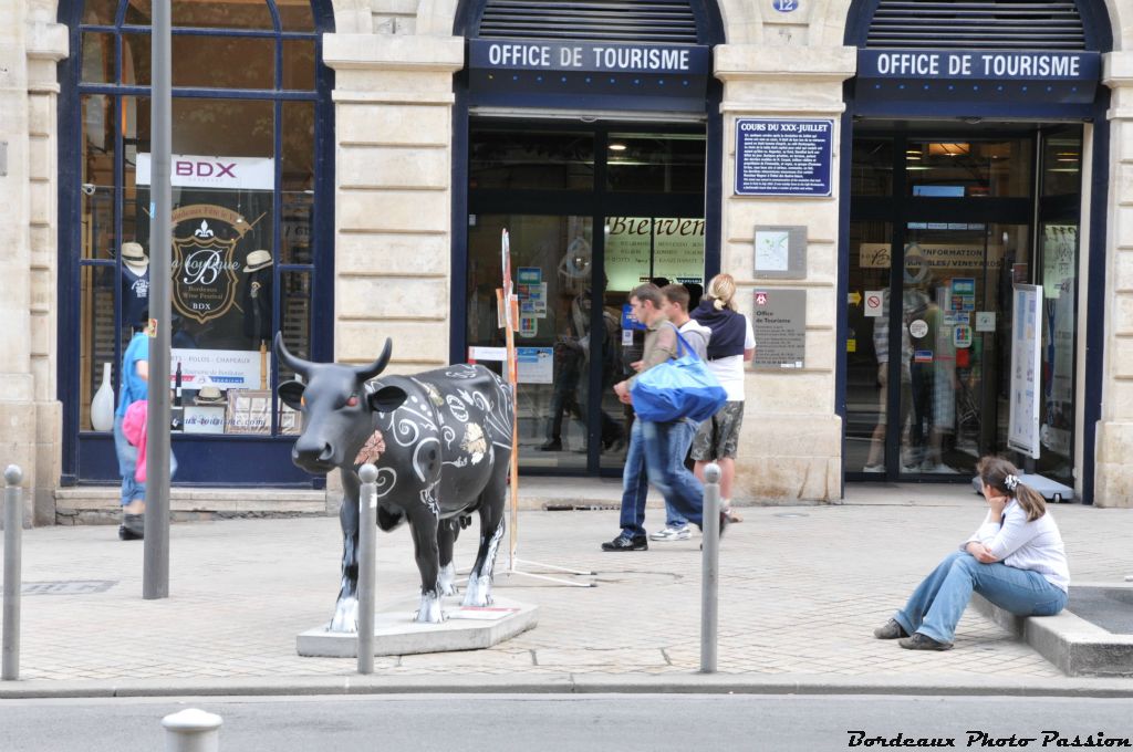 Je suis Meuhtristis... meuh pour la vache et trytis comme dans botrytis, champignon appelé aussi pourriture noble et qui fait la renommée des vins liquoreux. Je suis placée pile face à l'entrée de l'Office de Tourisme.