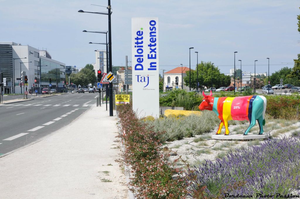 Placée juste après la place Ravezies, exactement sur le boulevard Alfred Daney, la "vache Pourcent" est chez elle au pied du bâtiment de son propriétaire Deloitte-In Extenso.