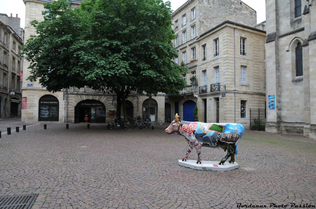 On ne peut pas la manquer en passant sur la place Saint-Pierre, Vach'Art est seule sur le pavé.