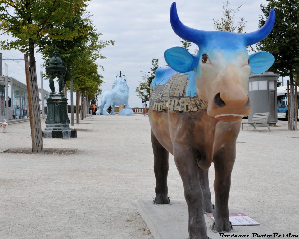 Elle est en compagnie du lion bleu de Xavier Veilhan. Les deux animaux sont habillés de bleu.