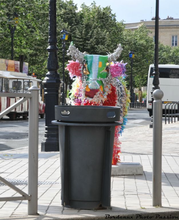 Non ce n'est pas un abreuvoir mais une poubelle placée là tout simplement.