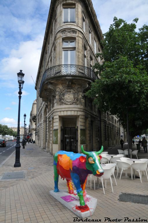 DD33 est placée au pied de l'ancien hôtel du XVIIIe Ragueneau construit par l'architecte Victor Louis. Les clients du bar à vins tout proche boivent à la santé de DD33.