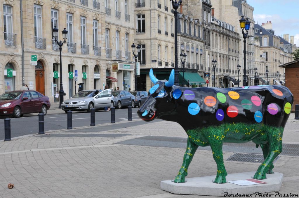 Pointant son mufle vers la place de la Comédie et située tout au bout des allées de Tourny, l'animal voit du monde toute la journée.