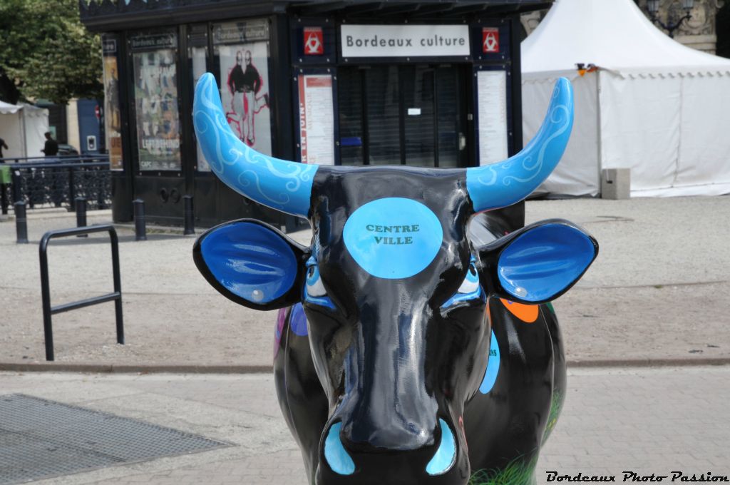 Pierre Lafage et Pascale Roux de l'Atelier des Beaux-Arts ont marqué leur vache avec des disques colorés pour chaque quartier de Bordeaux.