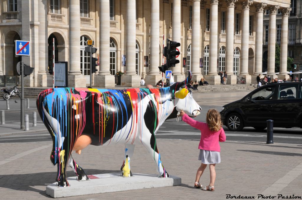 Marguerite Bartherotte, peintre et plasticienne, a donné un look à sa vache qui n'effarouche nullement les enfants.