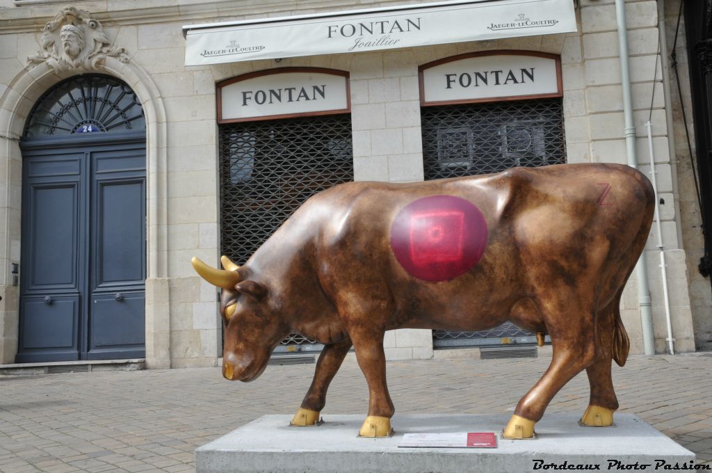 En fait, il s'agit de la "Vaca Burdigala" du peintre Stem et dont le propriétaire est la bijouterie Fontan, ceci expliquant sa position sur les allées de Tourny.