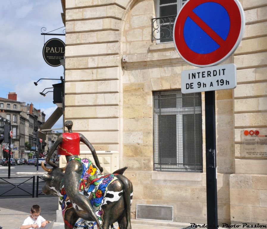 Stationnement interdit ! Il est peut-être en train de rédiger une contravention !