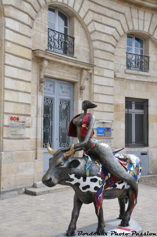 "Une jolie fleur dans une peau d'vache" du peintre et sculpteur Louis Lopez, se situe exactement près de l'ancien hôtel du XVIIIe siècle Tourny Meyer.