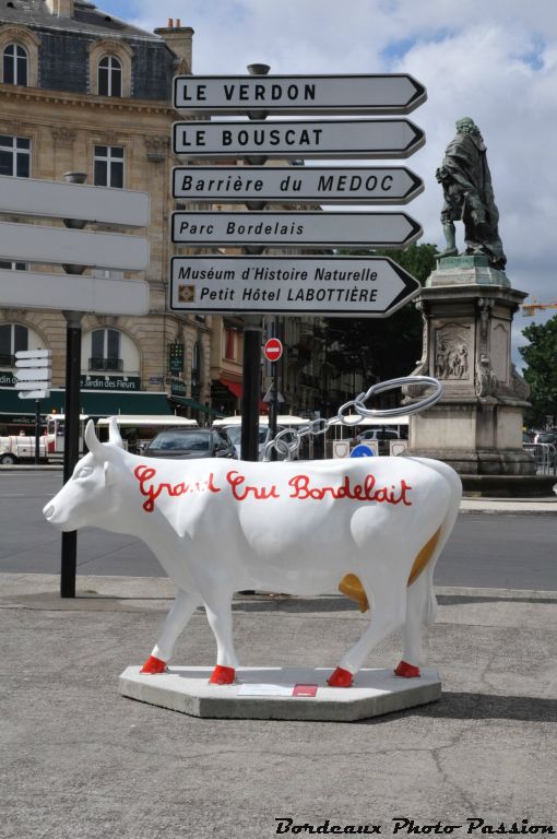 Cette belle vache blanche a été déplacée au Jardin public. 