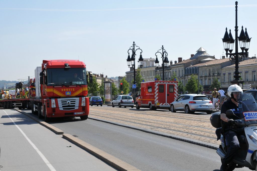 Les 4 camions, bien escortés, s'engagent sur le pont avec l'ordre de ne jamais s'arrêter à cause de leur poids.