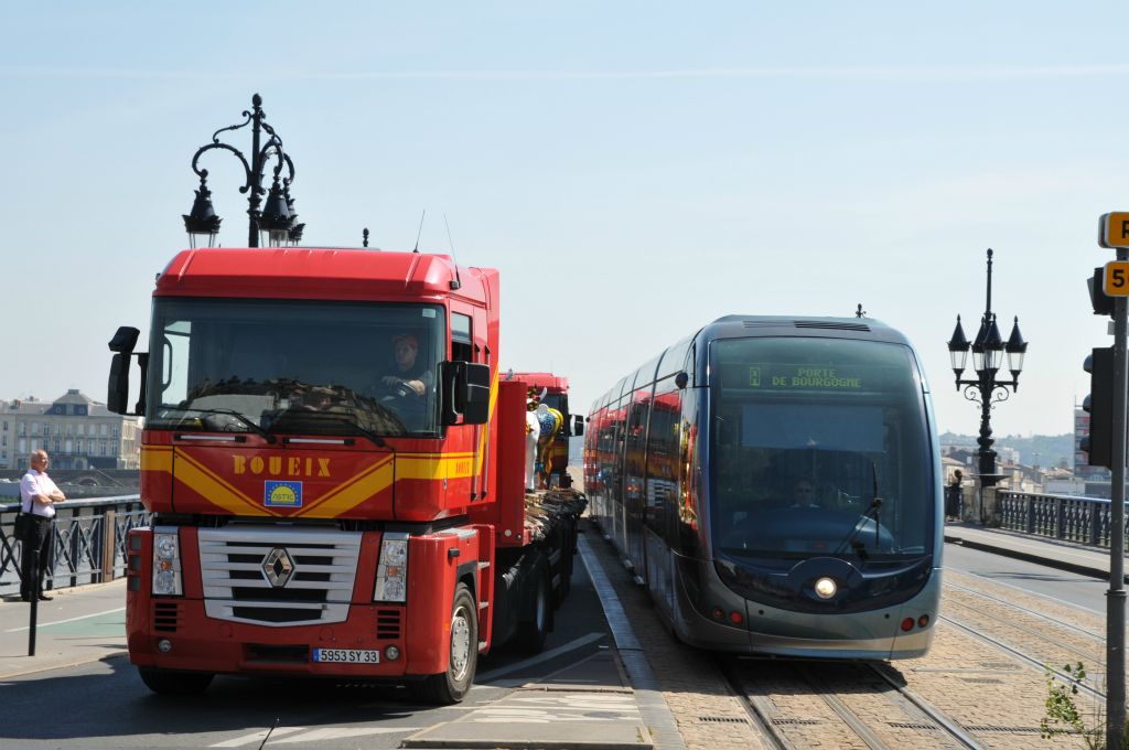 La course avec un tranway offre un spectacle étrange...