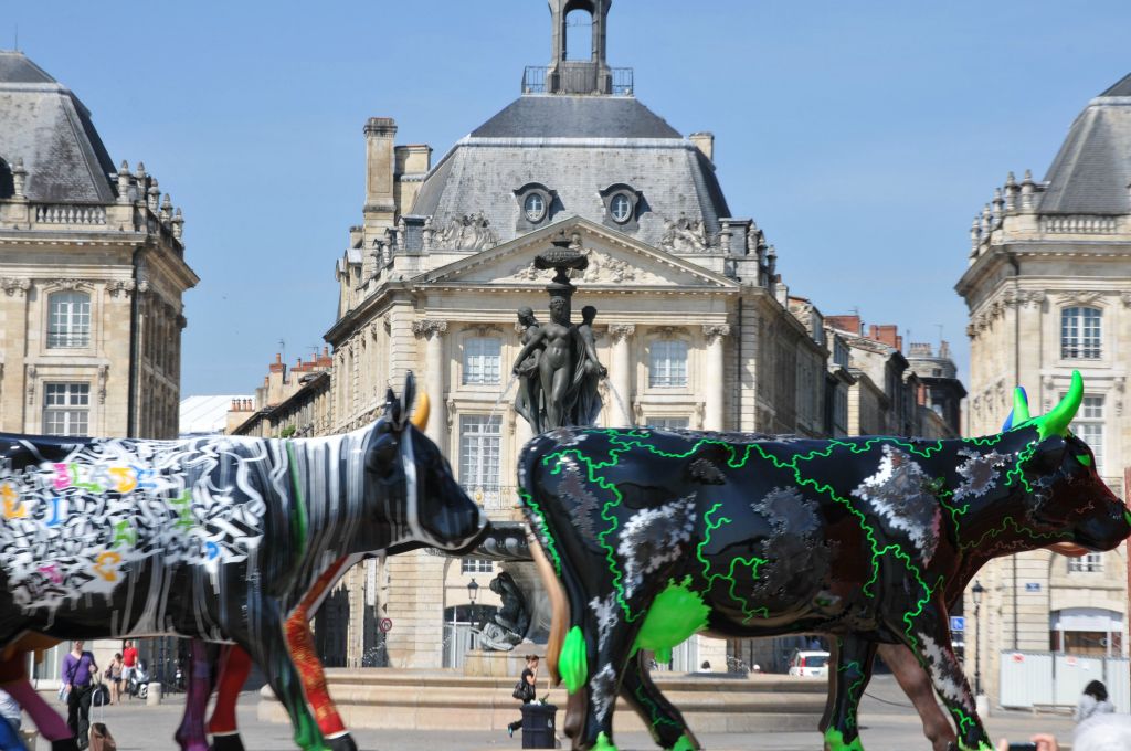 Les Trois Grâces s'en donnent à cœur joie, elles arrosent toutes les vaches à leur passage.