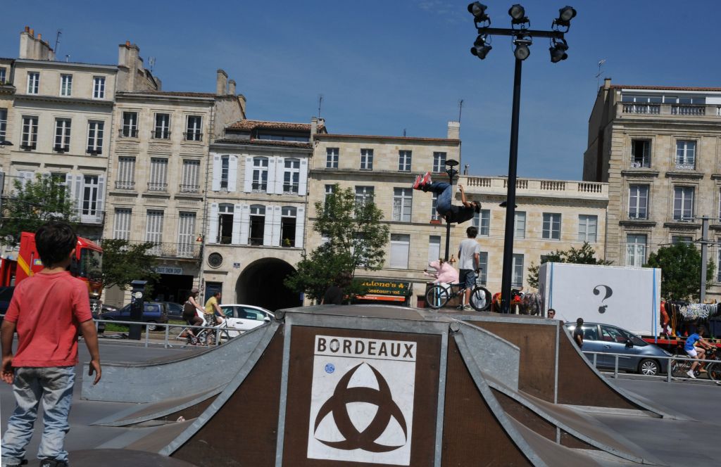 Les rollers font la fête aux bovidés en sautant au-dessus des remorques.