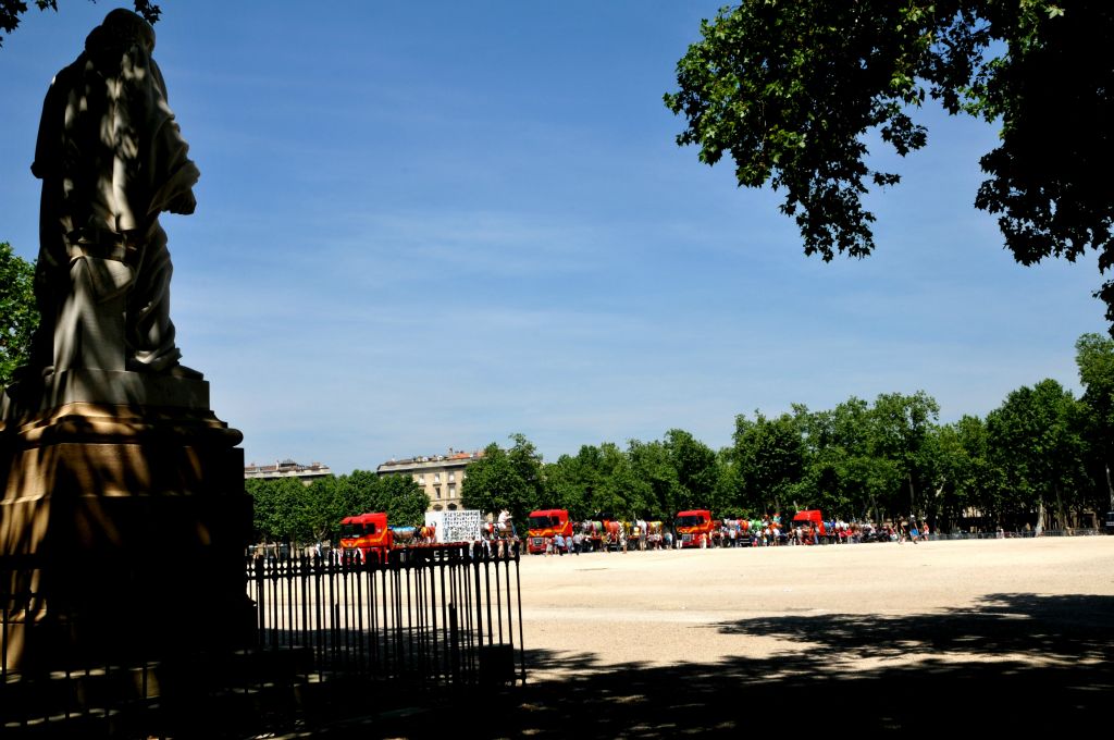 Montaigne doit penser que rassembler autant de vaches sur cette place laisse augurer pour bientôt "le temps des vaches maigres".