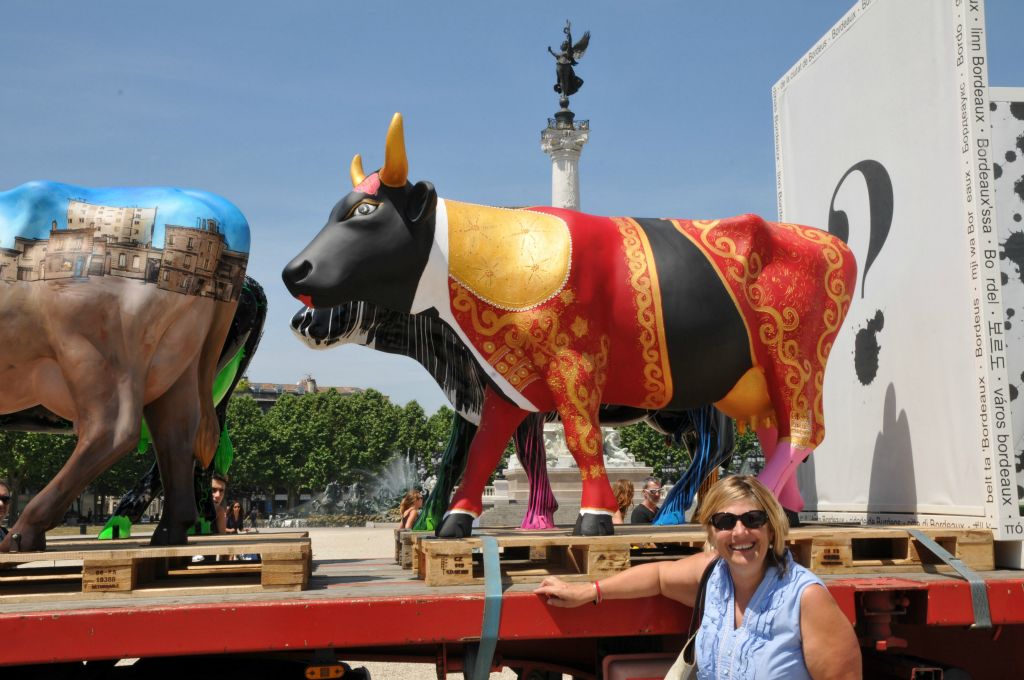 Le sourire de l'artiste Dom devant son œuvre en dit long. Elle est fière de Txumina qui sera déposée dans l'après-midi et pour tout l'été place du Chapelet, près de l'église Notre Dame.