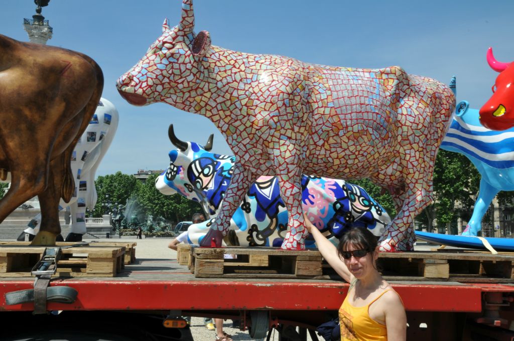 La plasticienne Cathy Marroi ou Waldoo a patiemment recouvert sa "baroudeuse" de centaines de morceaux de cartes du monde entier. Bon voyage !