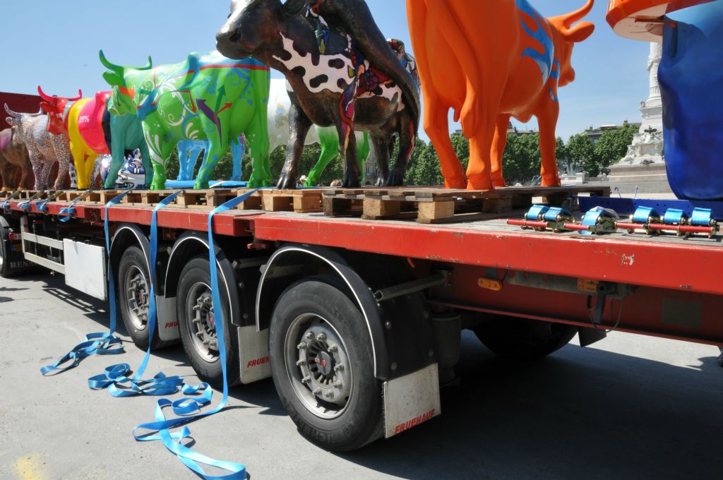 Toutes ces vaches vont être posées, pour la plupart, sur un socle de béton puis installées sur leur lieu de pâturage.