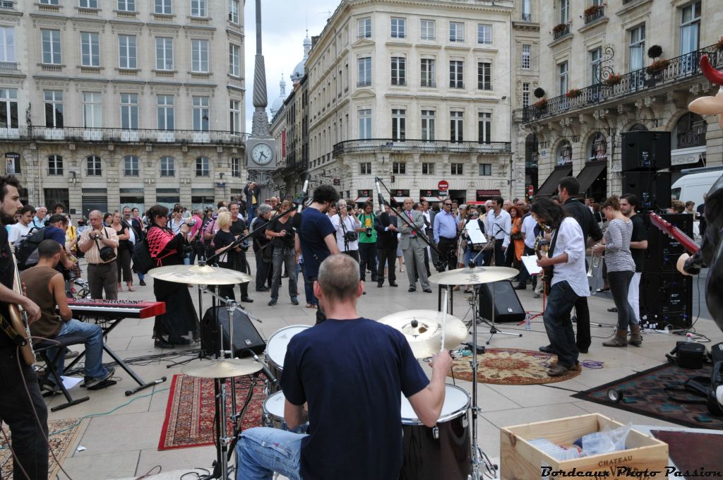 Place de la Comédie, la musique d'un groupe de rock attire la foule.