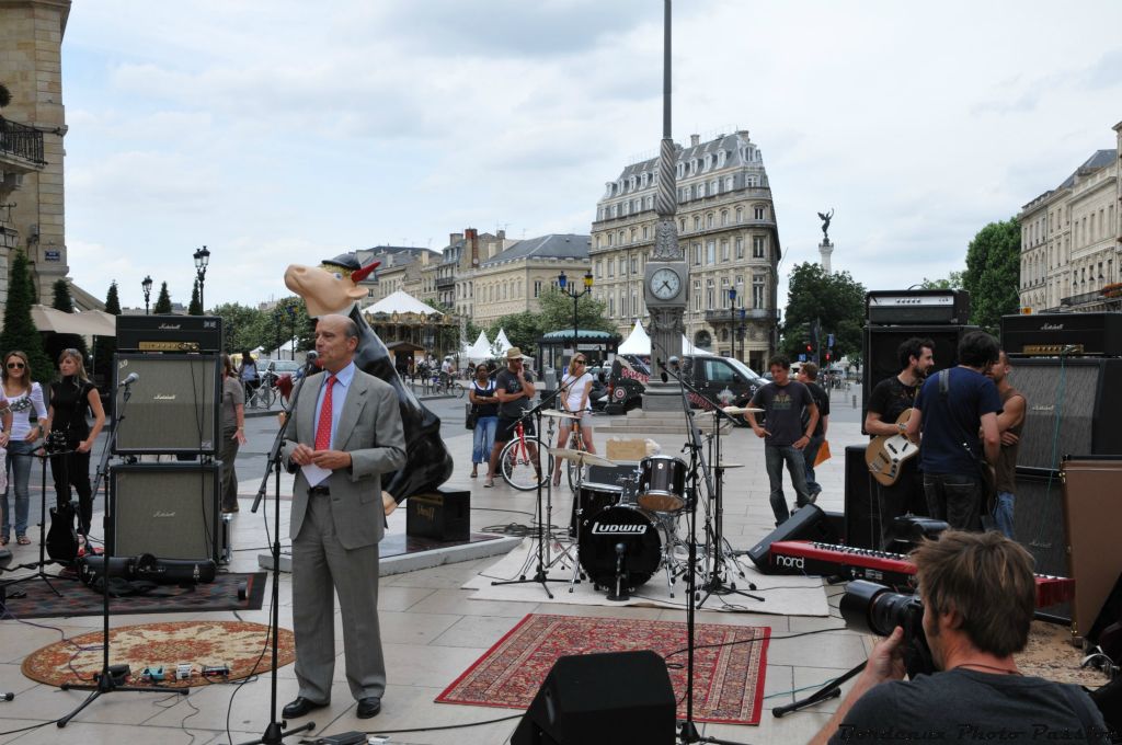 Puis la musique laisse la place au discours du maire Alain Juppé...