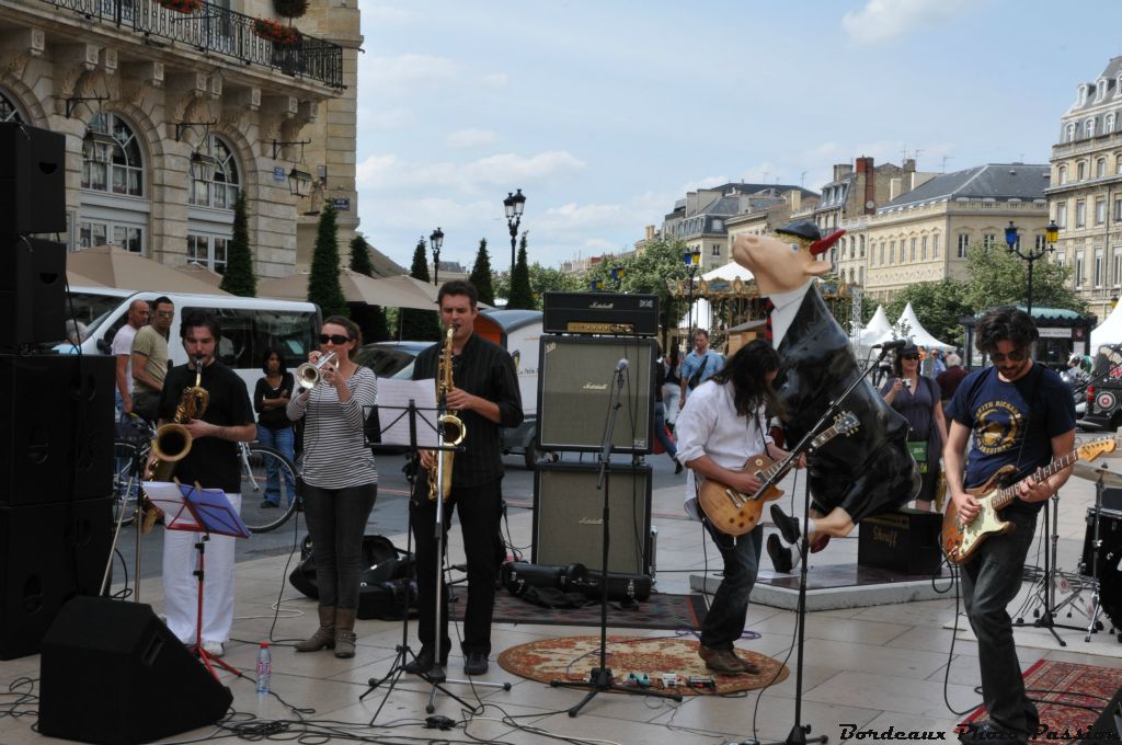 Elle jouera jusqu'au 14 septembre entre le Grand-Théâtre et The Regent. Une vente aux enchères des 58 vaches permettra d'aider vachement la Banque alimentaire de Bordeaux et de la Gironde.