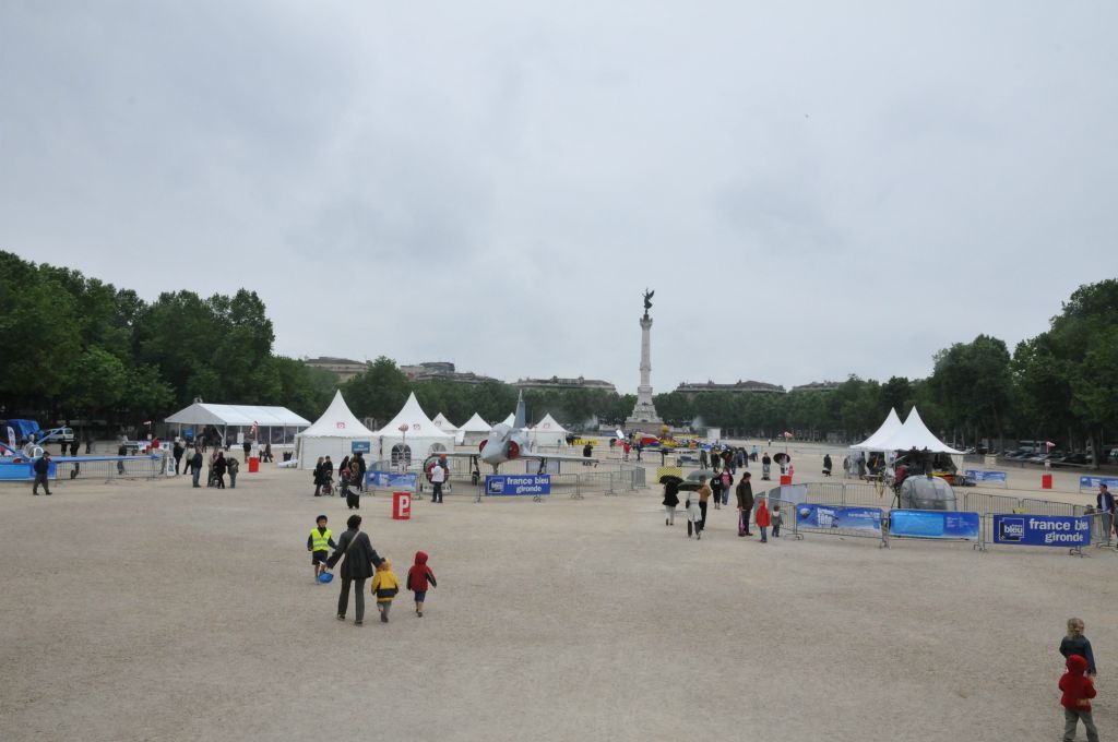 Sur une des plus grandes places d'Europe, une exposition a permis aux spectateurs de découvrir quelques uns des avions présentés à la foire de Bordeaux.