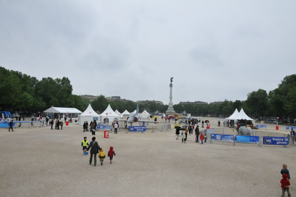 Sur une des plus grandes places d'Europe, une exposition a permis aux spectateurs de découvrir quelques uns des avions présentés à la foire de Bordeaux.