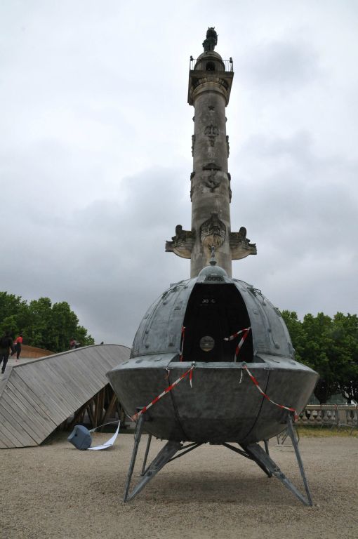 Un curieux engin est prêt à faire décoller une des colonnes rostrales.