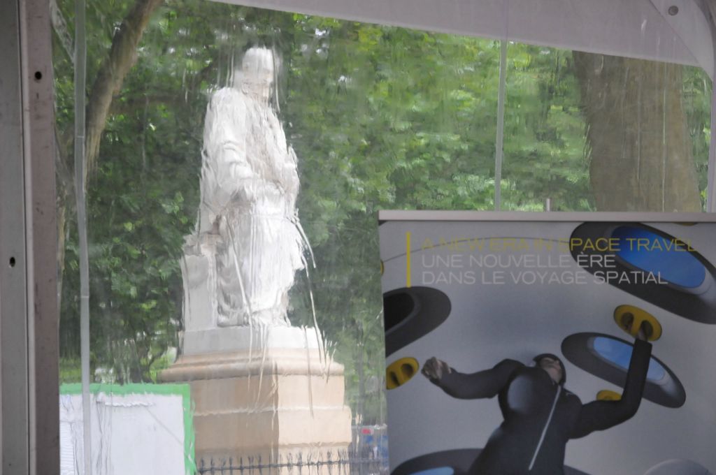 "Une nouvelle ère dans le voyage spatial" dit la publicité... "Je vais faire un essai..." pourrait dire la statue de Montaigne placée à l'arrière ! 