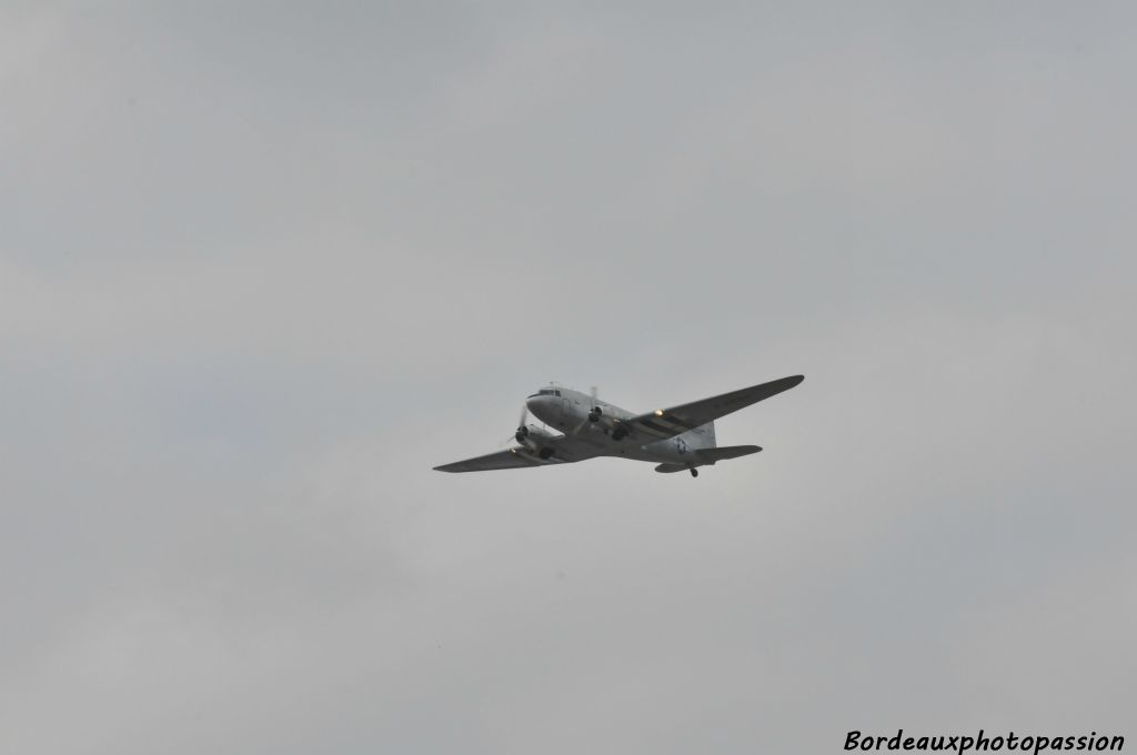 Voilà pour quoi les spectateurs se sont rassemblés : pour admirer un Douglas DC-3 plus connu sous le nom de Dakota. Un avion mytique construit dans les années 30 par les Américains pendant plusieurs décénnies.