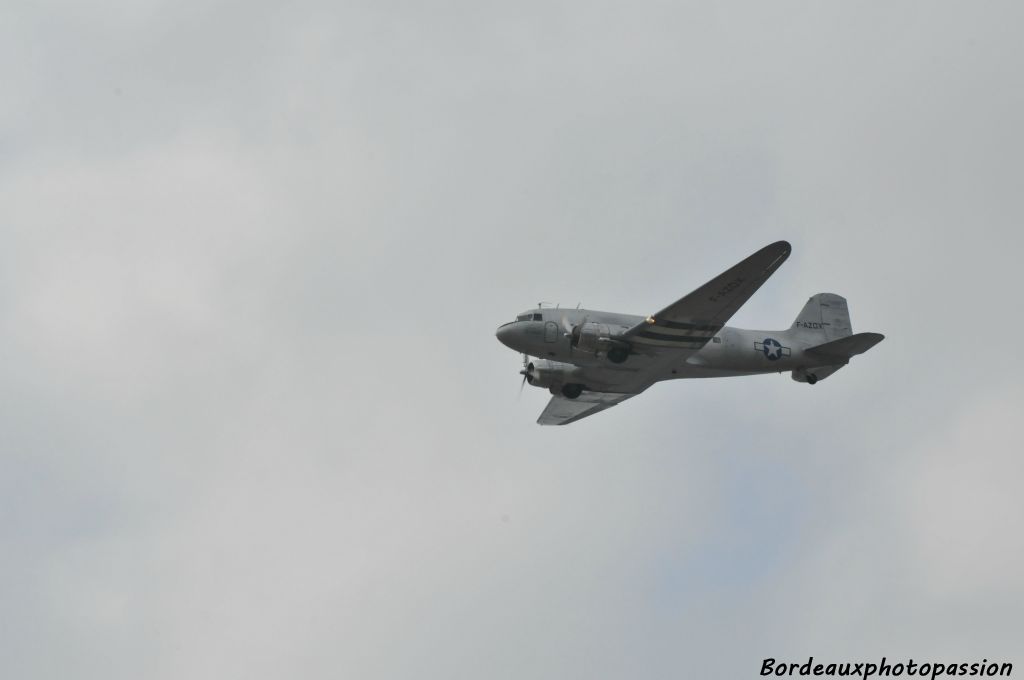 C'est un moment exceptionnel pour le public bordelais de voir un avion voler si bas au-dessus de la Garonne.