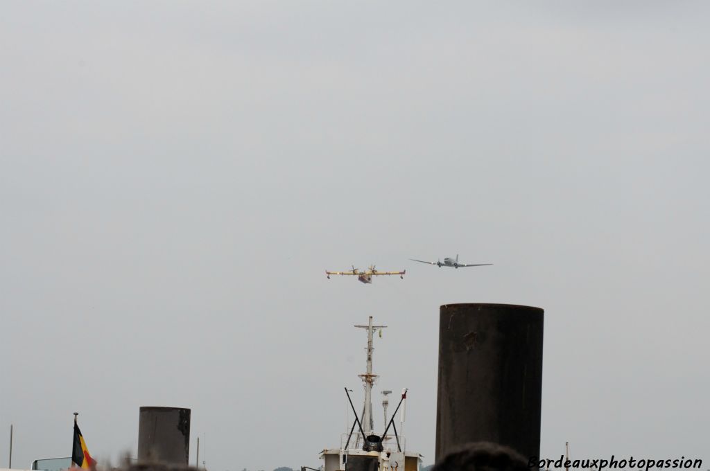 Le Dakota est maintenant flanqué d'un hydravion.